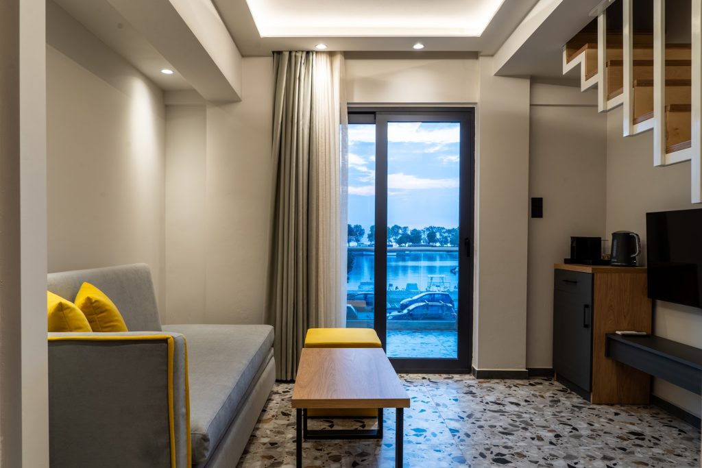 nero-suites-fanari-komotini-superior-triklino-dwmatio-2-kanapedes (2) nero-suites-fanari-komotini-superior-triklino-dwmatio-2-kanapedes