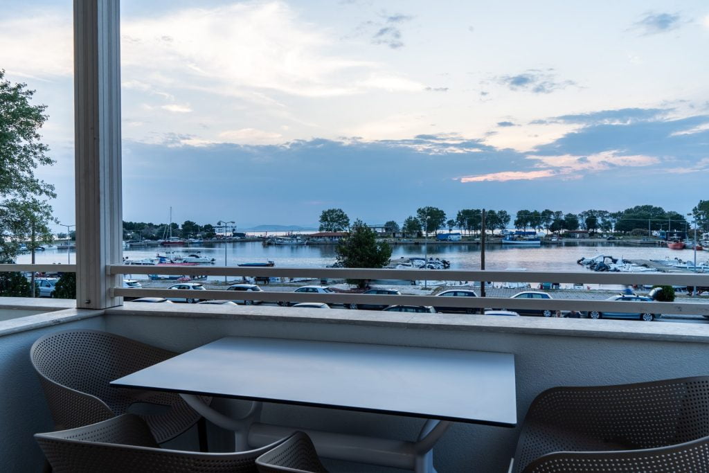 nero-suites-fanari-komotini-dwmatio-me-thea-thalassa (1) nero-suites-fanari-komotini-dwmatio-me-thea-thalassa